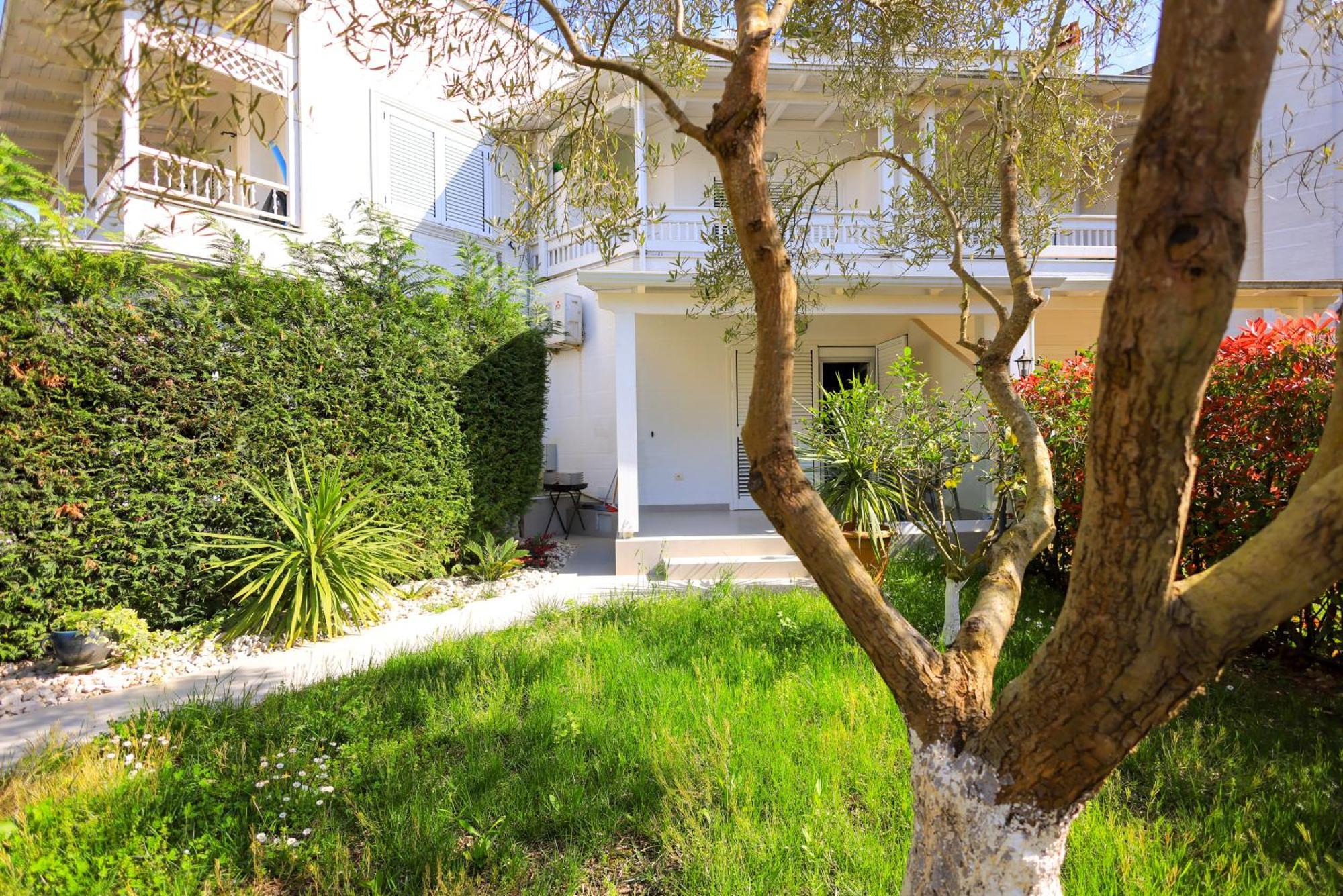 Grandstay Villa Perla Resort Durres Bagian luar foto